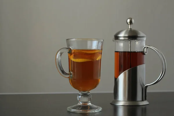Herbata z cytryną w szklaną filiżankę na ciemnym tle — Zdjęcie stockowe