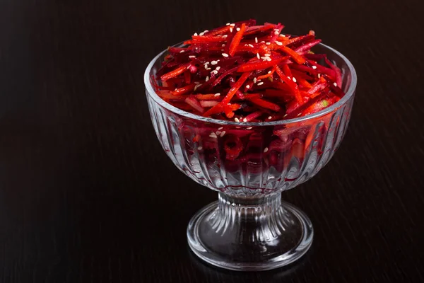 Cam bir kapta elma, havuç ve limon suyu, susam ve bitkisel yağ ile pancar sebze salatası