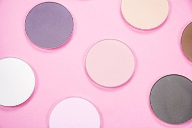 Pembe arka planda farklı renkte göz gölgeleri. Yüksek kalite fotoğraf