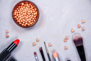 Makyaj fırçaları, gri arka plan, üst görünüm göz farı paleti ile açık kutu