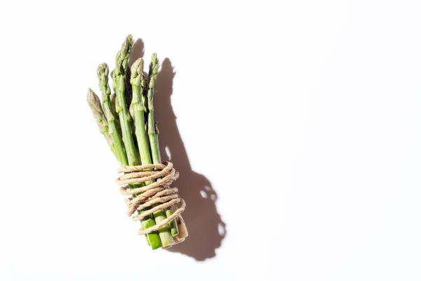 Espargos Verdes Frescos Amarrados Com Uma Corda Cinza Fundo Cinza — Fotografia de Stock