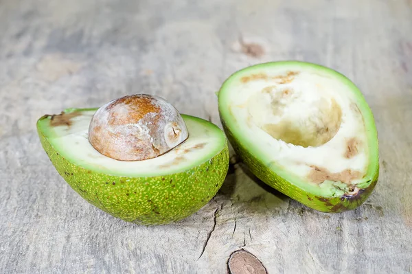 Siyah benekli çirkin avokadoyu yakın plan kes.