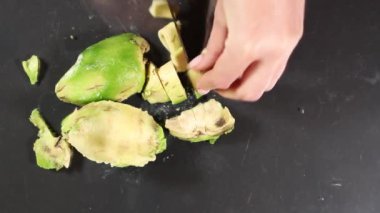 Gri arkaplanda avokado dilimleme üst görünümde yakın plan