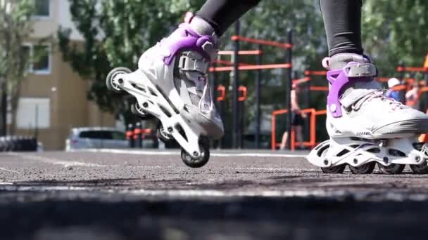 Görkorcsolyás lábak lovagolnak a sportpályán — Stock videók