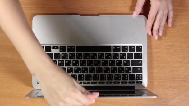 Les mains des femmes sont ouvertes ordinateur portable gris tapant sur un ordinateur portable. Vue du dessus — Video