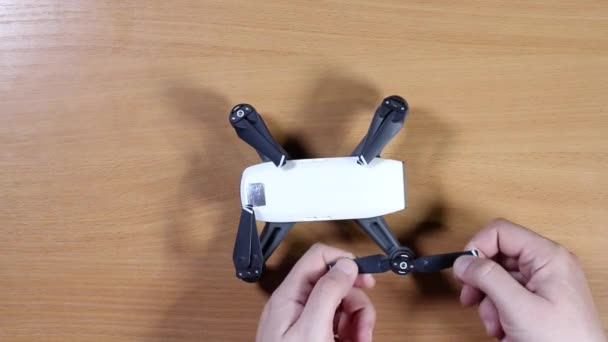 Erkek eller bir dronun kanatlarını açar. Üst görünüm — Stok video