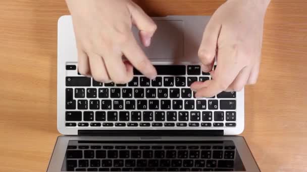 Les mains masculines tapent sur un ordinateur portable. Vue du dessus — Video