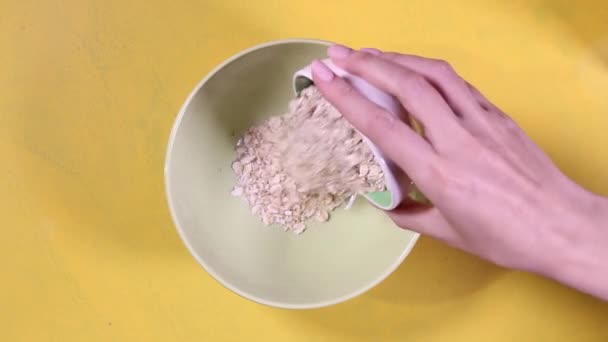 Les Mains Féminines Versent Farine Avoine Dans Une Assiette Verte — Video