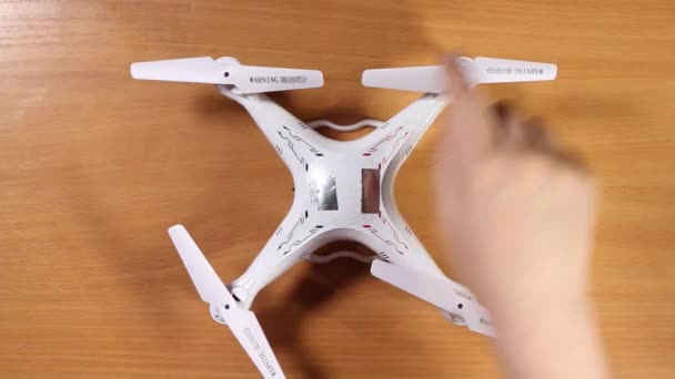 Männliche Hände Verdrehen Eine Weiße Drohne Und Verdrehen Die Klingen — Stockvideo