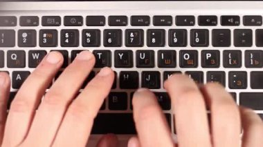 Erkek eli, siyah düğmeli gri bir dizüstü bilgisayarda çok yakın çekim yapıyor. Üst Manzara. Yüksek kaliteli FullHD görüntüler