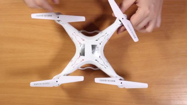Las Manos Los Hombres Tuercen Dron Blanco Encienden Una Retroiluminación — Vídeos de Stock