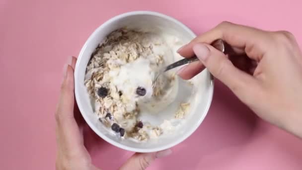 Las Manos Femeninas Mezclan Una Cuchara Con Avena Con Yogur — Vídeo de stock