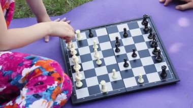 Açık havada, gölgedeki bir parkta yakın plan satranç oyunu. Yüksek kaliteli FullHD görüntüler
