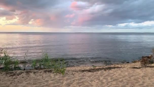 Hermosa Puesta Sol Junto Mar Cielo Rosa Púrpura Imágenes Alta — Vídeos de Stock