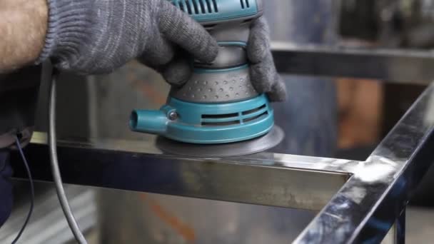 Arbeiter Grauen Stoffhandschuhen Bearbeiten Mit Einem Metallschleifer Ein Metallteil Nahaufnahme — Stockvideo