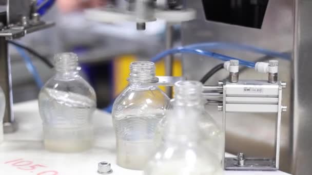 Les Bouteilles Plastique Sont Remplies Liquide Transparent Sur Tapis Roulant — Video