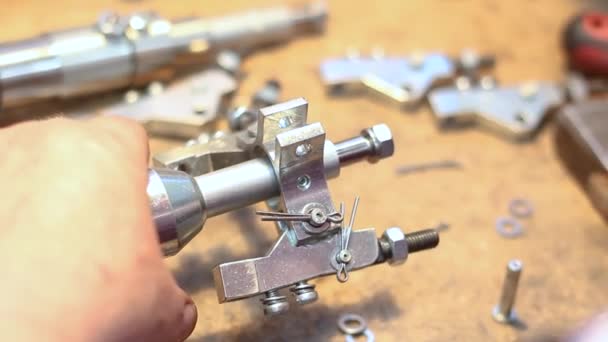 Arbeiter Montieren Der Fabrik Ein Metallteil Aus Kleinteilen Hochwertiges Fullhd — Stockvideo