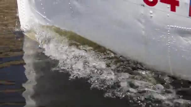 Een Metalen Boot Drijft Een Rivier Een Zomerse Zonnige Dag — Stockvideo