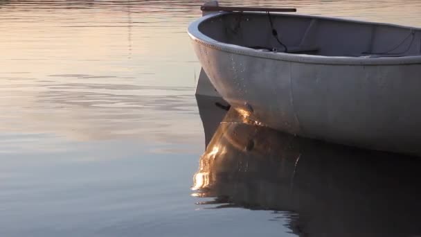 Egy fémhajó alja a folyóparton, közelkép. — Stock videók