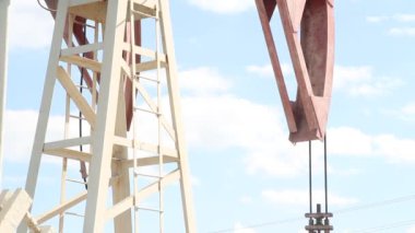 Petrol pompası, bir yaz günü bulutlu mavi gökyüzünün arka planında kapanıyor. Yüksek kaliteli FullHD görüntüler