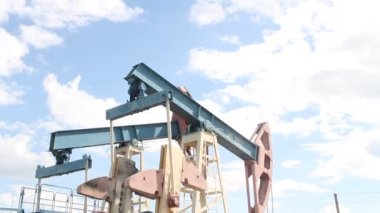 Petrol pompası, bir yaz günü bulutlu mavi gökyüzünün arka planında kapanıyor. Yüksek kaliteli FullHD görüntüler