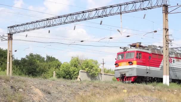 Pociąg stoi na torach kolejowych w słoneczny letni dzień przed odjazdem — Wideo stockowe