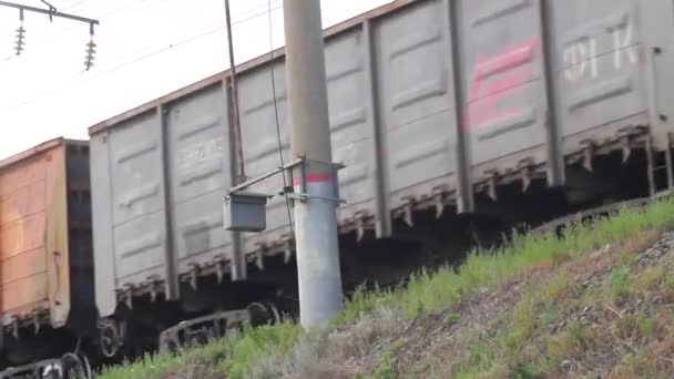 Вантажний поїзд, що проходить повз станцію в сонячний літній день, закривається — стокове відео