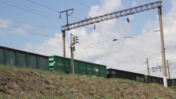 Godståg passerar stationen på en solig sommardag på nära håll — Stockvideo