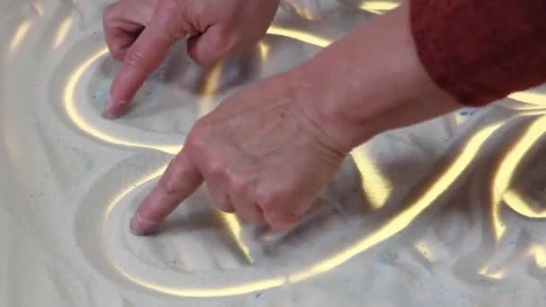 Egy idős nő keze rajzolja a homokszívet. Pszichológiai segítség — Stock videók