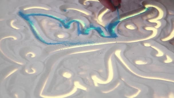 Τα χέρια μιας ηλικιωμένης γυναίκας ζωγραφίζουν στην πεταλούδα της άμμου. Ψυχολογική βοήθεια — Αρχείο Βίντεο