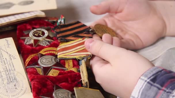 Mãos de mulheres e crianças estão se separando através de medalhas da Segunda Guerra Mundial — Vídeo de Stock