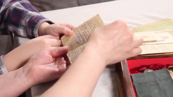 Mãos de mulheres e crianças estão se separando através de documentos e medalhas da Segunda Guerra Mundial — Vídeo de Stock