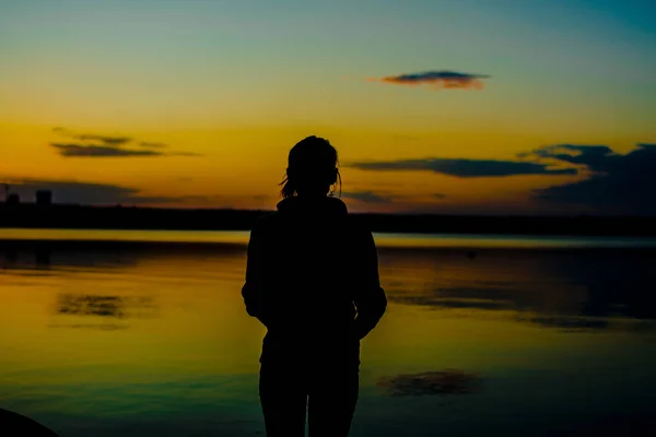 Силуэт Молодой Женщины Смотрящей Закат Озера — стоковое фото