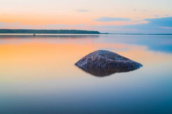 Кам Яна Скеля Озері Довга Фотографія Експозиції — стокове фото