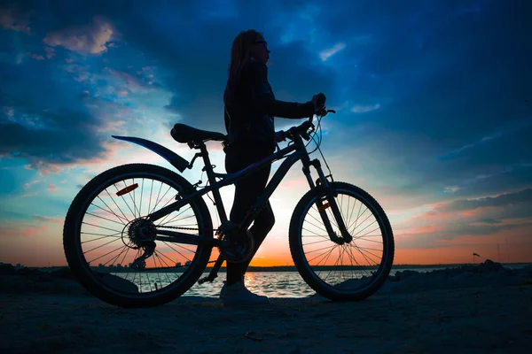 Young Woman Staying Shore Lake Bicycle Sunset — Stock Photo, Image