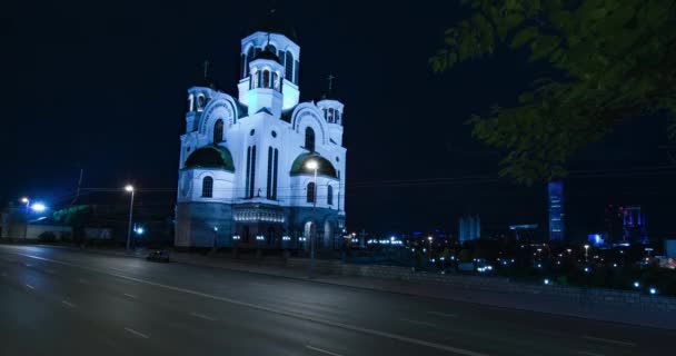 Auto Verlichting Buurt Van Kerk Bloed Jekaterinenburg Nachts Time Lapse — Stockvideo