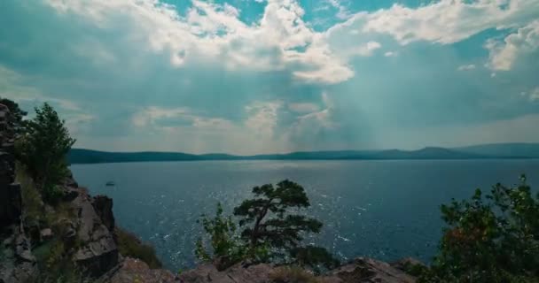 Time Lapse Acantilado Sobre Lago — Vídeos de Stock