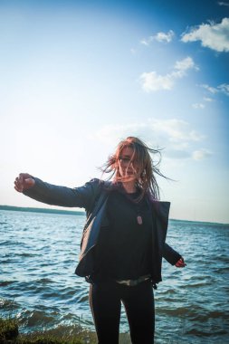 Oyunculuk ve göl arka plan üzerinde dans genç kadın