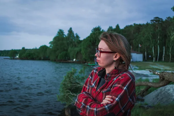 Молодая Женщина Очках Смотрит Озеро — стоковое фото