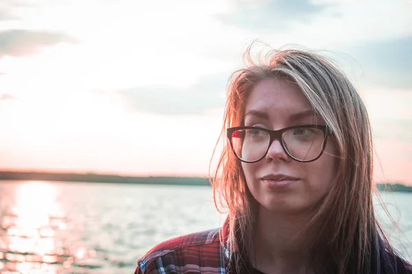 Młoda Kobieta Okularach Tle Jeziora — Zdjęcie stockowe