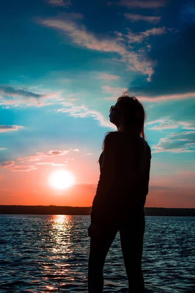 Молода Жінка Дивиться Фоні Заходу Сонця — стокове фото