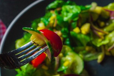 Mango, salatalık ve siyah tablo yakın çekim kiraz domates salatası