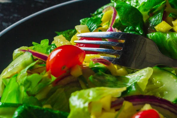 Salade Avec Mangue Concombre Tomates Cerises Sur Table Noire Close — Photo