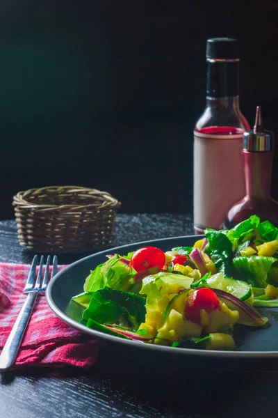 Salade Mangue Concombre Tomates Cerises Sur Table Noire — Photo