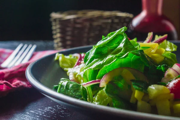 Salade Met Mango Komkommer Cherrytomaatjes Zwarte Tabel Close — Stockfoto