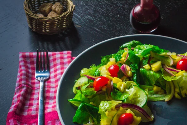 Insalata Con Mango Cetriolo Pomodorini Tavolo Nero — Foto Stock