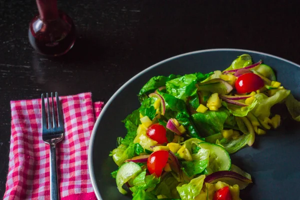 Salade Met Mango Komkommer Cherrytomaatjes Zwarte Lijst — Stockfoto