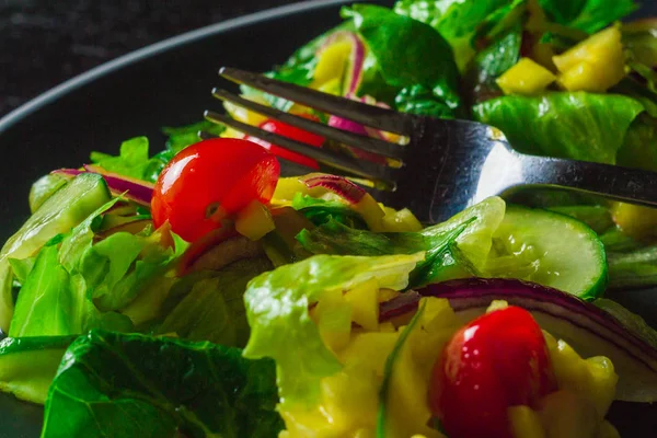 Insalata Con Mango Cetriolo Pomodorini Tavolo Nero Primo Piano — Foto Stock