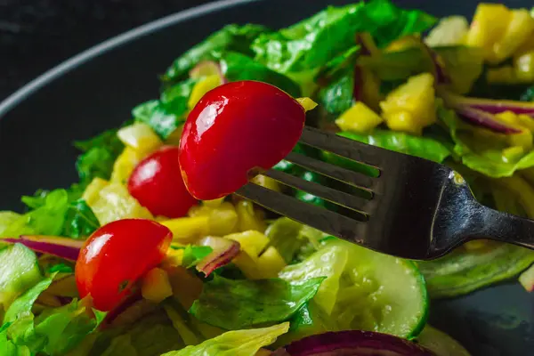 Insalata Con Mango Cetriolo Pomodorini Tavolo Nero Primo Piano — Foto Stock