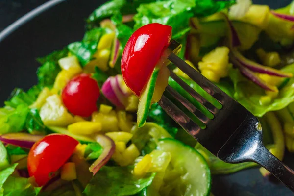 Insalata Con Mango Cetriolo Pomodorini Tavolo Nero Primo Piano — Foto Stock